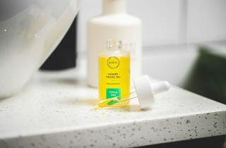 Как выбрать масло для лица осенью: идеальные средства для каждого типа кожи