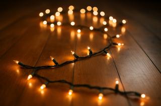 Вазу с еловыми ветками ставят в Новый год как символ огня — астрологи