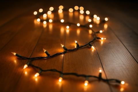 Вазу с еловыми ветками ставят в Новый год как символ огня — астрологи