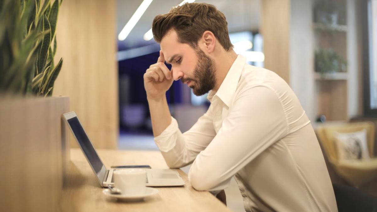 Мужчина думает за работой Мужчина думает за работой