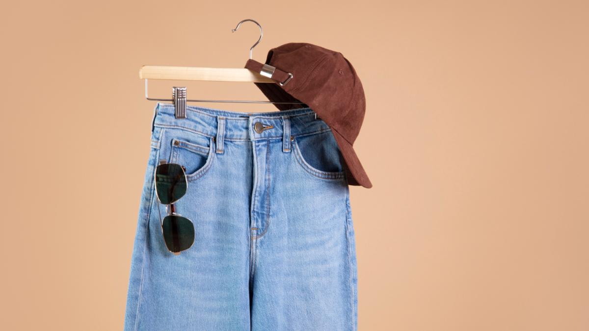 Брюки на вешалке весенний гардероб