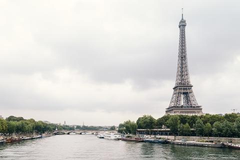 Эйфелева башня каждое лето вырастает на 12–15 сантиметров из-за теплового расширения