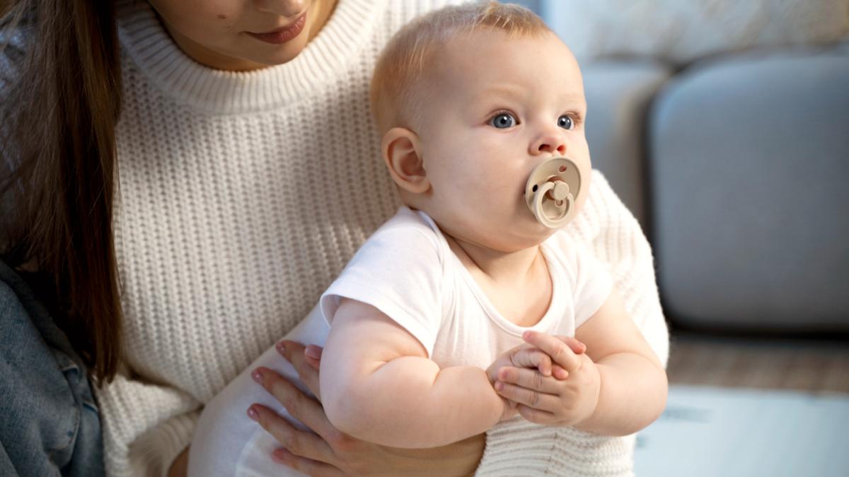 ребенок с соской