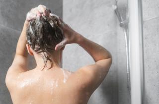 Этот тренд в уходе за кожей после душа покорил меня: сыворотка и масло, которые преобразят вашу кожу