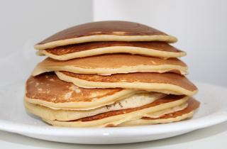 Банан заменяет сахар в овсяных панкейках — нутрициологи