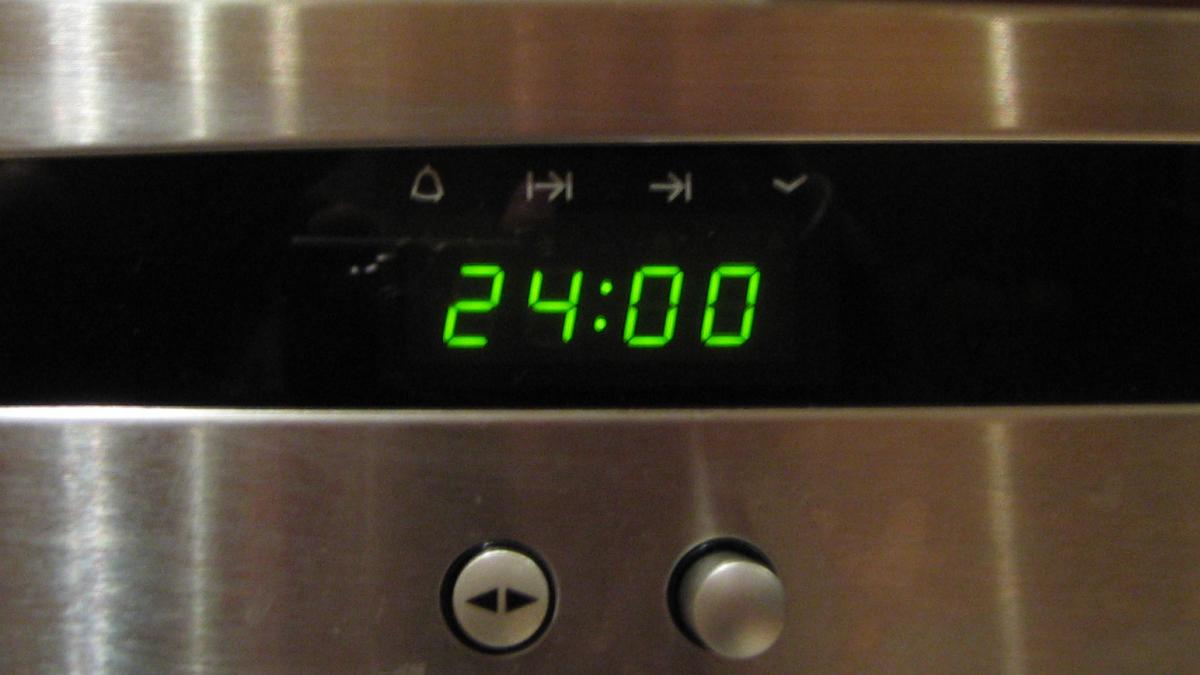 Clock showing 24 00