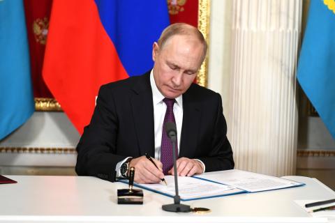 Путин подписал законы о ЖКХ, пенсиях и СВО