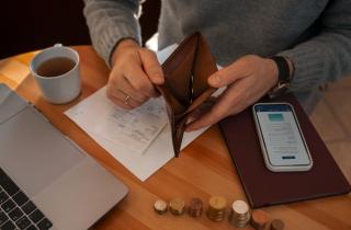 Каждый пятый случай деменции при низком доходе связали с потерей зрения — исследователи