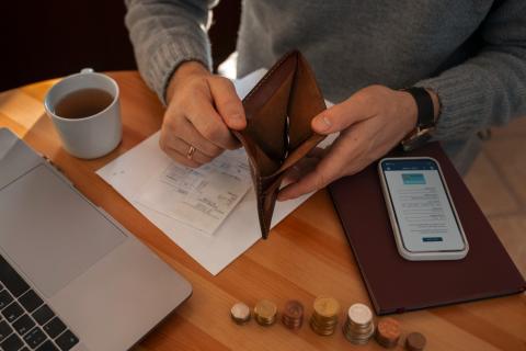 Каждый пятый случай деменции при низком доходе связали с потерей зрения — исследователи