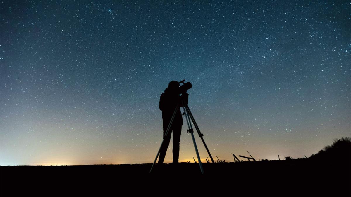 Человек смотрит на звёзды