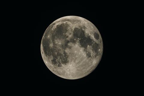 Древнее столкновение с астероидом изменило состав Луны — PNAS