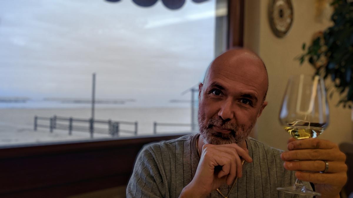 Мужчина с бокалом