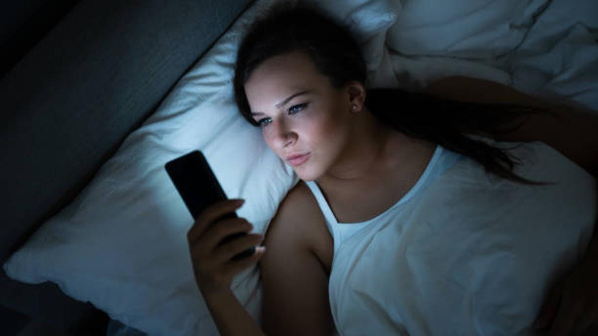 Девушка смотрит в телефон