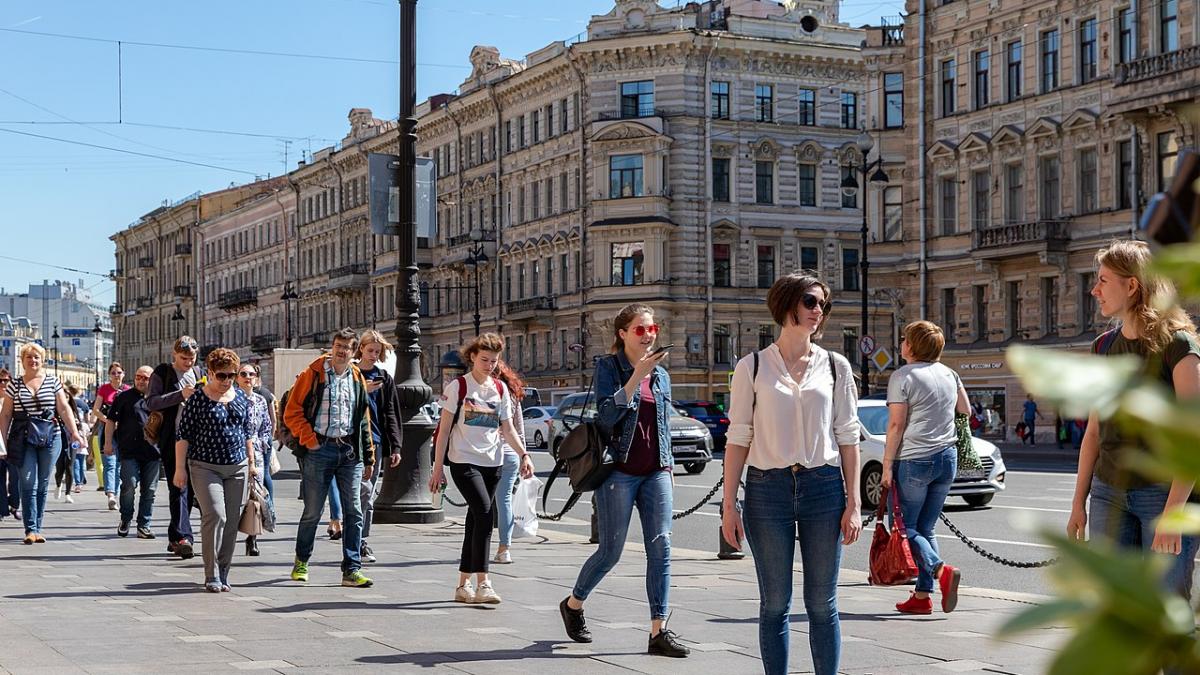 Люди идут по улице Люди идут по улице