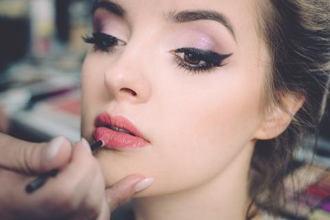 Косметика и искусство макияжа: создание культурных икон с помощью косметики