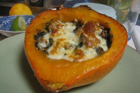 Запек тыкву с одним продуктом, а она превратилась в нечто невероятное — вот как это сделать