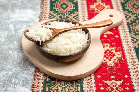 Диетологи: салат с рисом, овощами и ягодным соусом насыщает без лишнего жира