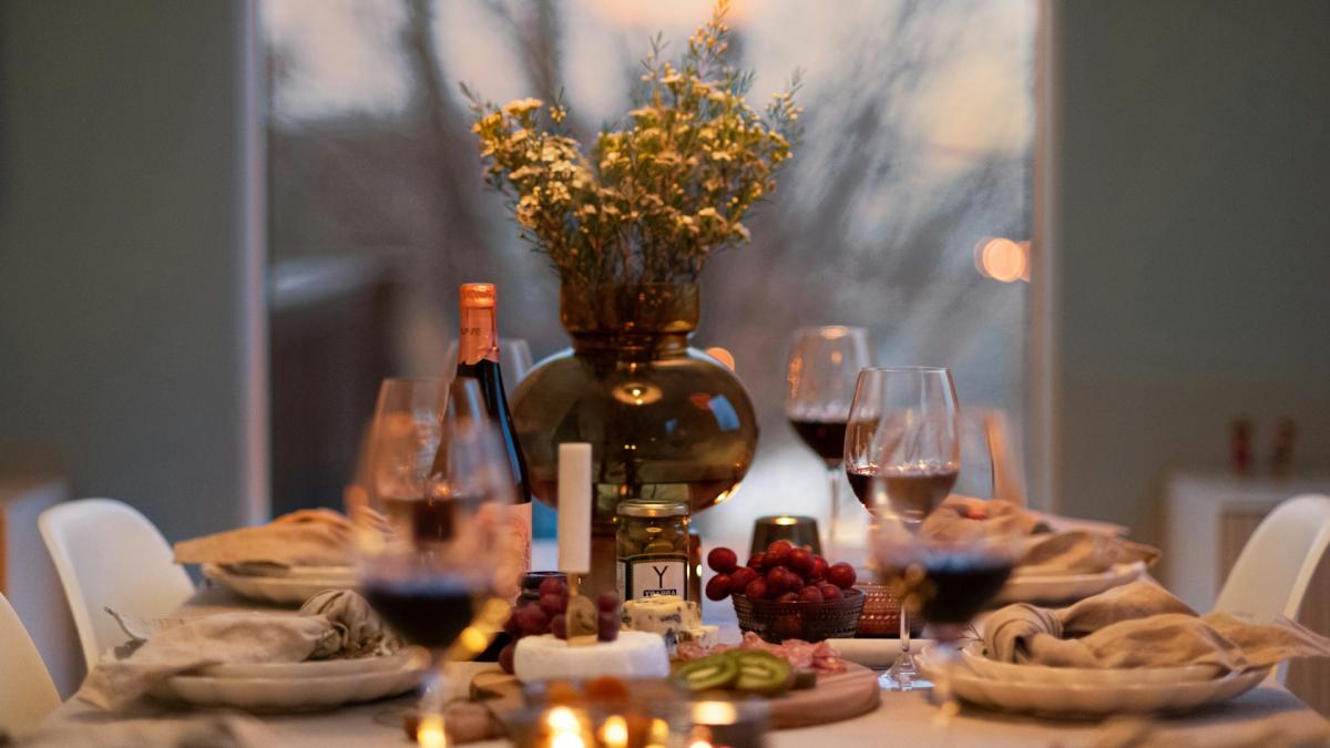 Эстетичный бокал красного вина на фоне ужина