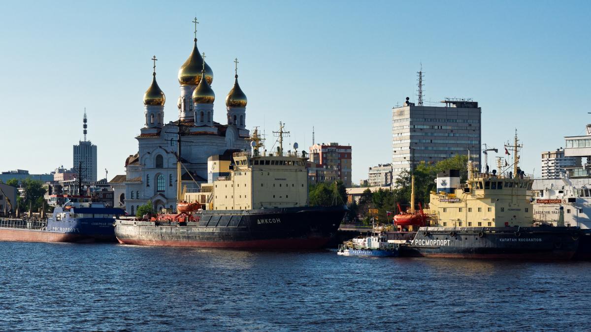 Arkhangelsk. Icebreakers Dikson and Kapitan Kosolapov P7161417 2200