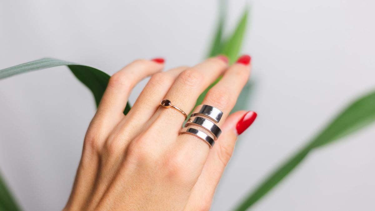 Женская рука с кольцами