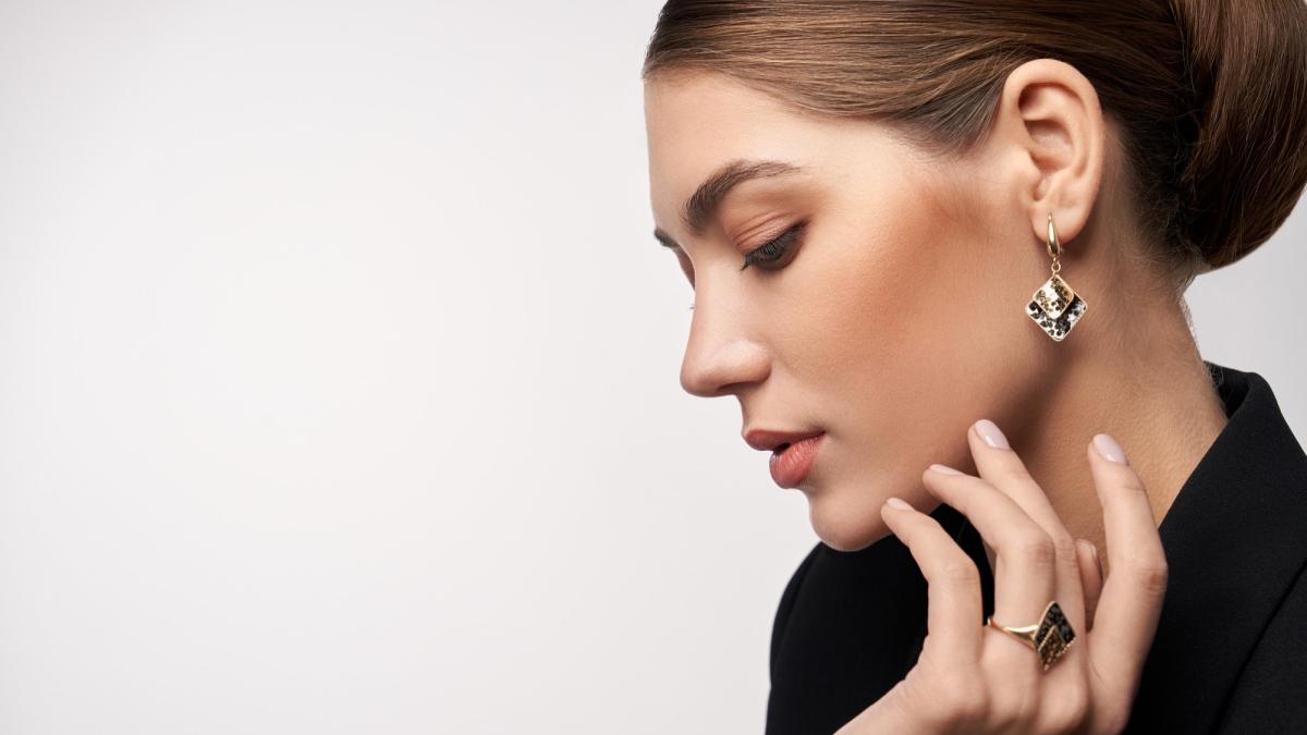 Девушка в серьгах