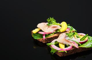 Готовлю брускетту с сельдью — и вот, что произошло, когда я добавила всего один ингредиент