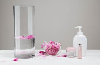 Добавила пару капель розовой воды в чай — и не ожидала такого эффекта