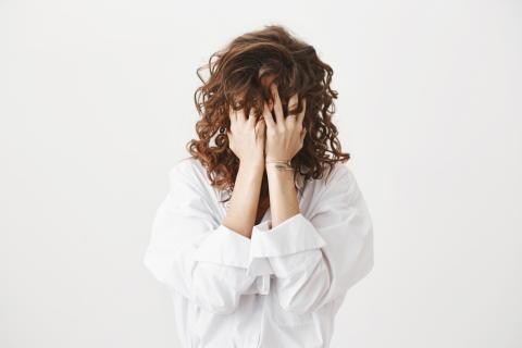 Психологи и дерматологи: стресс и тревога напрямую влияют на цвет и состояние кожи