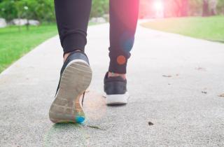 Ежедневная ходьба помогает снизить риски сердечно-сосудистых заболеваний — физиотерапевт Галеоте