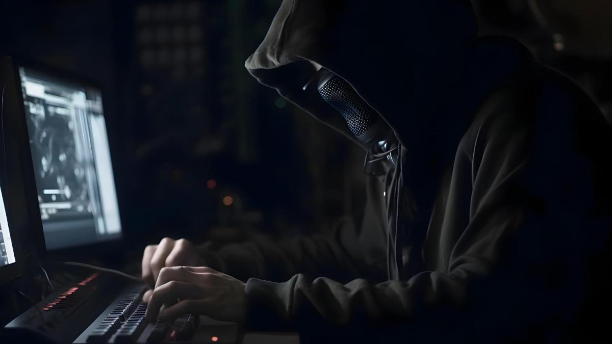 Киберпреступник с ноутбуком Киберпреступник с ноутбуком