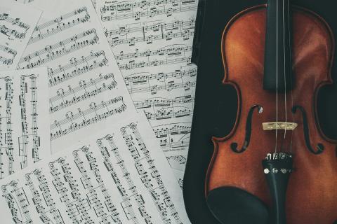 Влияние музыки на моду и макияж: от рок-н-ролла до рэпа