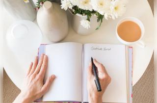 Начала писать по 3 строчки в день — и жизнь реально стала лучше: как работает дневник благодарности
