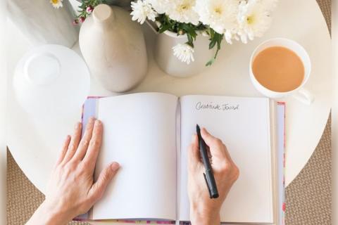 Начала писать по 3 строчки в день — и жизнь реально стала лучше: как работает дневник благодарности