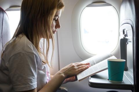 Ошибка при использовании подушки для сна в самолете, которая вызывает боль в шее