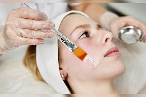 Красота без боли и дискомфорта: как дикарбоновые кислоты меняют мнение о пилинге