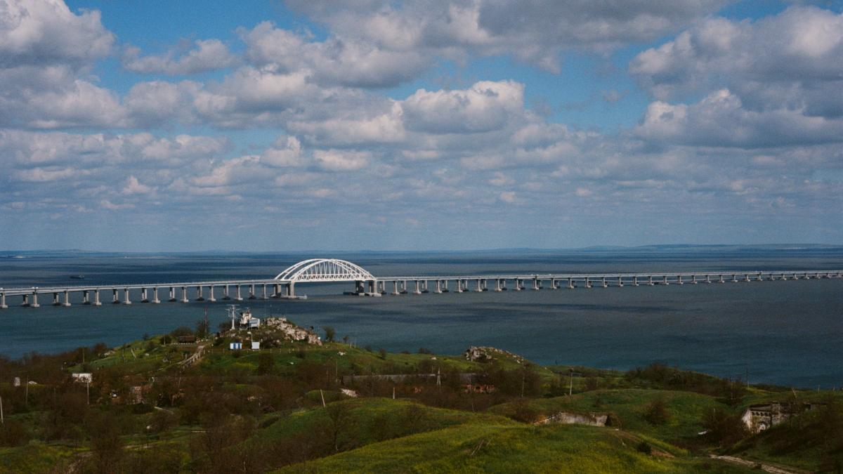 Крымский Мост, вид из крепости Керчь 2021-05 2