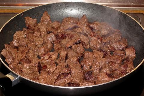 Соевый соус усиливает сочность свинины при быстрой обжарке — технологи