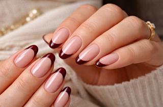 Этот цвет выбирают уверенные в себе: что винный маникюр может сообщить о вашей самооценке