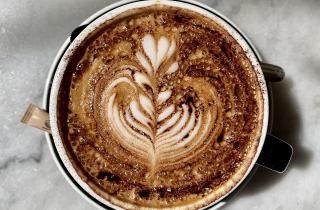 Заварил кофе и добавил этот овощ — теперь все друзья просят рецепт того самого латте