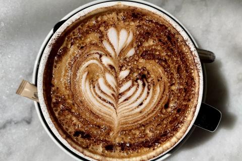 Заварил кофе и добавил этот овощ — теперь все друзья просят рецепт того самого латте