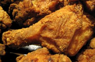 Куриные ножки получают румяную корочку в мёдово-соевом маринаде — повара