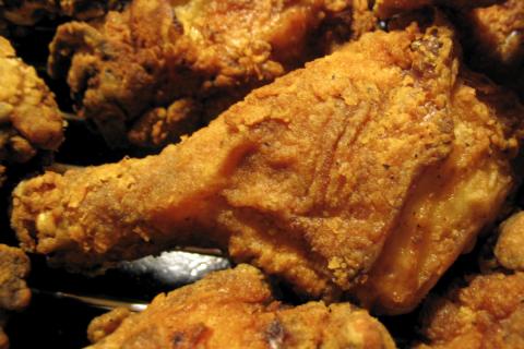 Куриные ножки получают румяную корочку в мёдово-соевом маринаде — повара