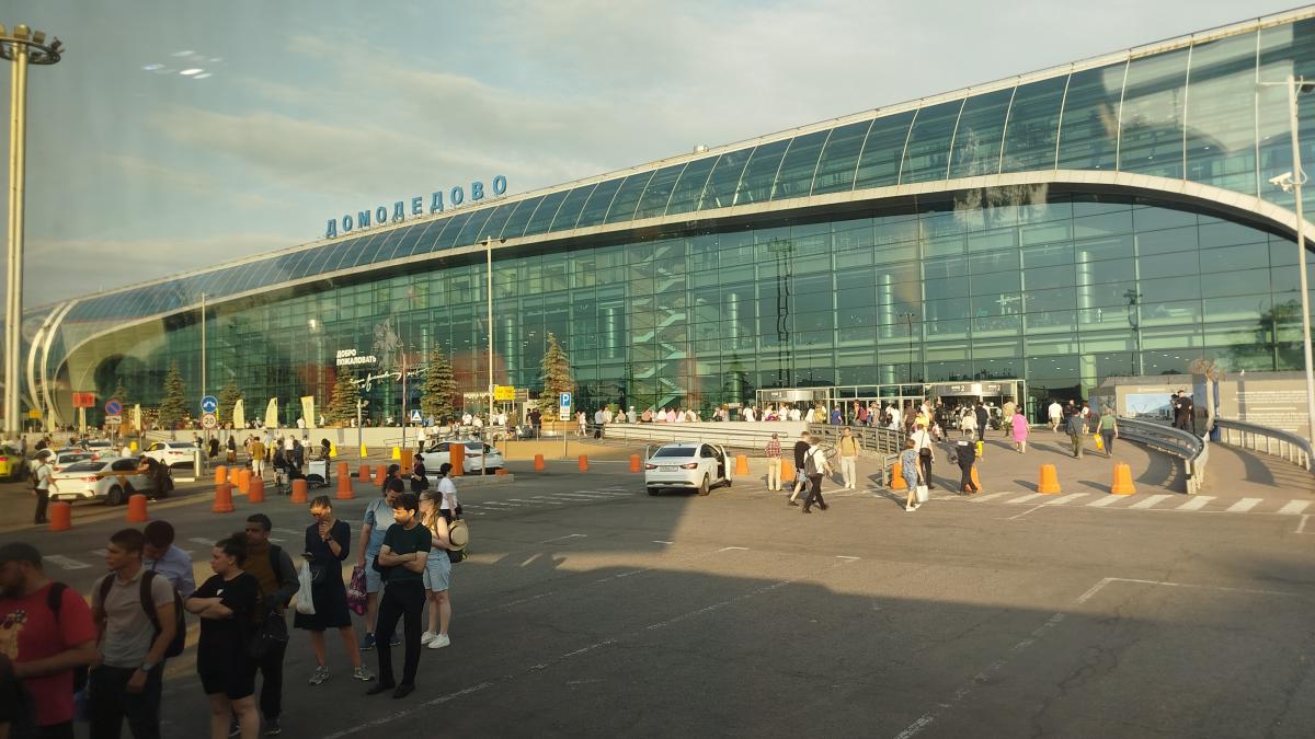 Вид на аэропорт Домодедово из окна автобуса маршрута 1185 (03.07.2024) Вид на аэропорт Домодедово из окна автобуса маршрута 1185 (03.07.2024)