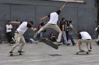 68-летняя китаянка начала кататься на скейтборде — CCTV