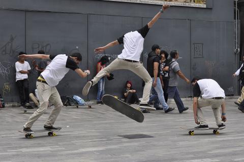 68-летняя китаянка начала кататься на скейтборде — CCTV