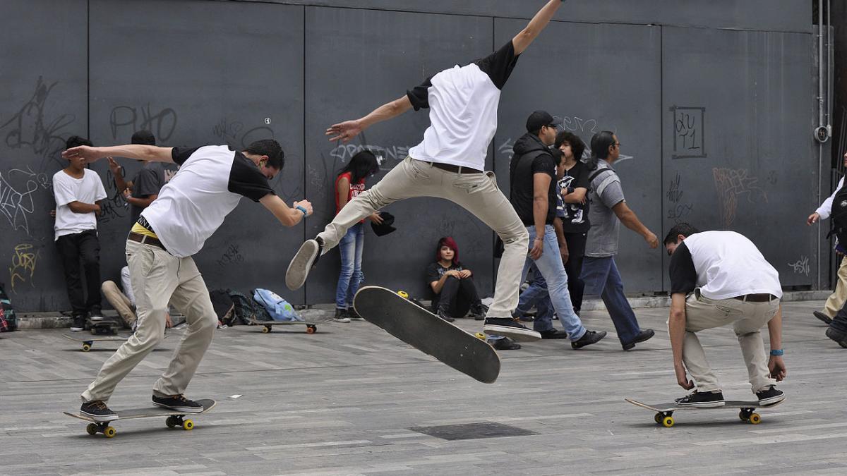 Группа людей катаются на скейтбордах