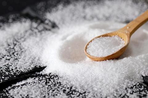 Учёные назвали смертельные дозы алкоголя, никотина, соли и солнечного излучения