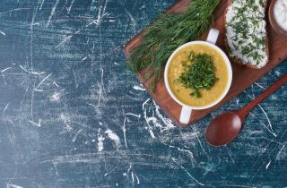 Тот самый вкус, ради которого хочется остаться дома: суп с копчёной рыбой и корнеплодами