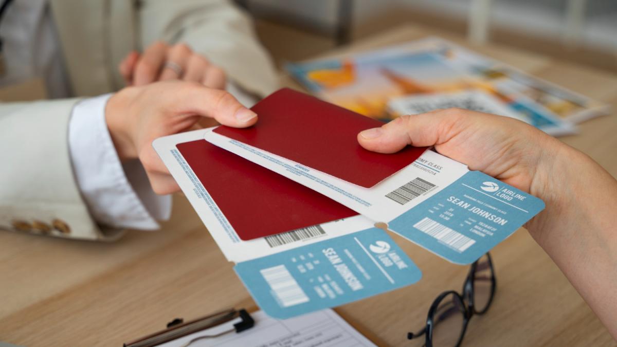 Крупный план: паспорт и авиабилет, лежащие рядом