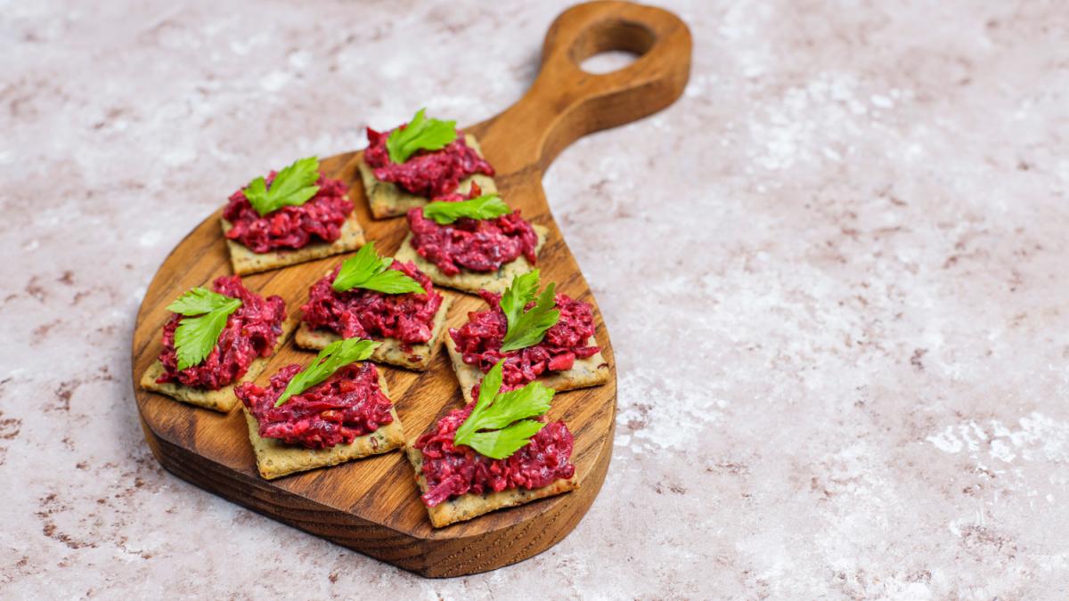 Брускетта с запечённой свёклой, орехами и брусничным соусом